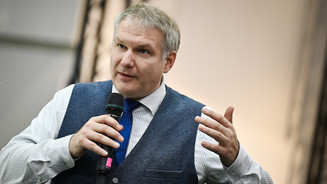 90.000 Euro-Retax: „Wir hätten Tabletten zählen sollen“ Dr. Christian Fehske am Mikrofon