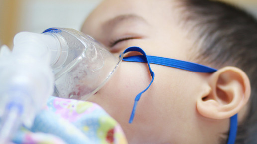 Kind mit Sauerstoffmaske