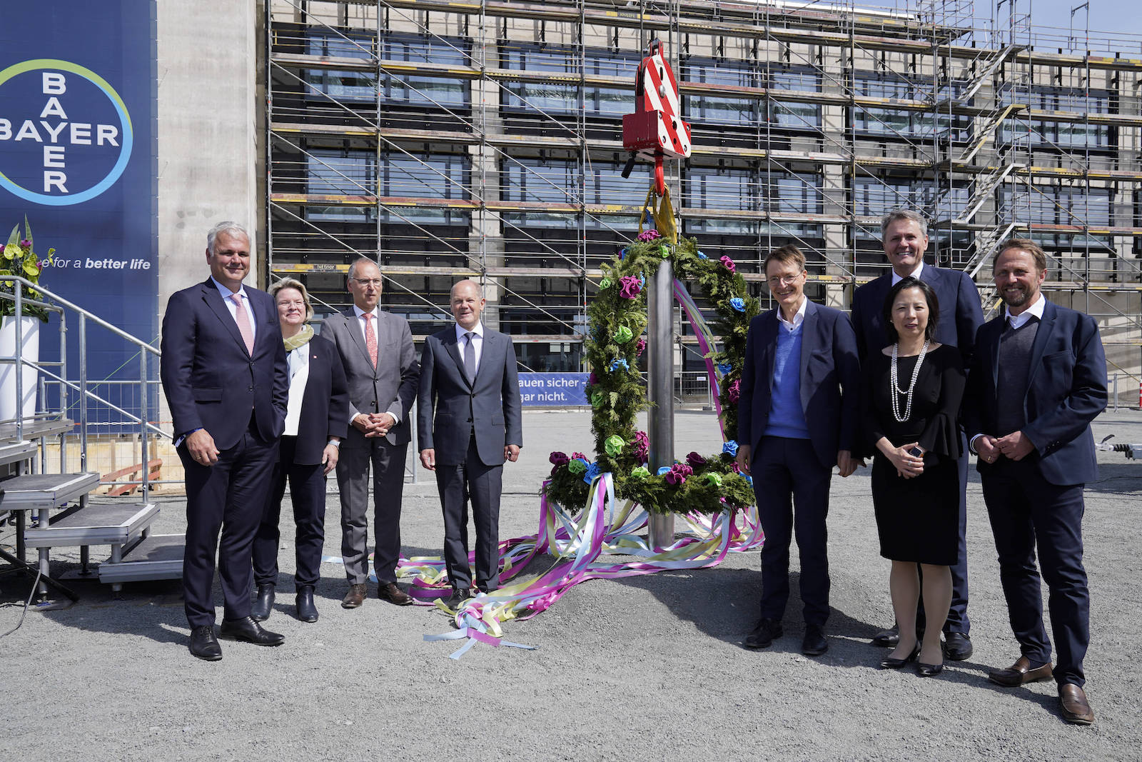 Scholz und Lauterbach bei Bayer