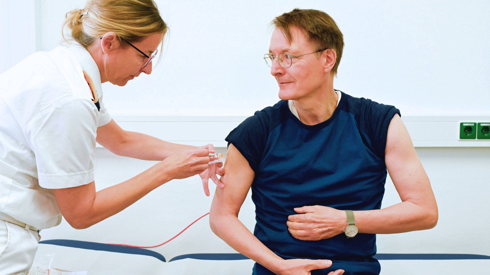 Lauterbach: Im Bundeswehrkrankenhaus geimpft Lauterbach: Im Bundeswehrkrankenhaus geimpft