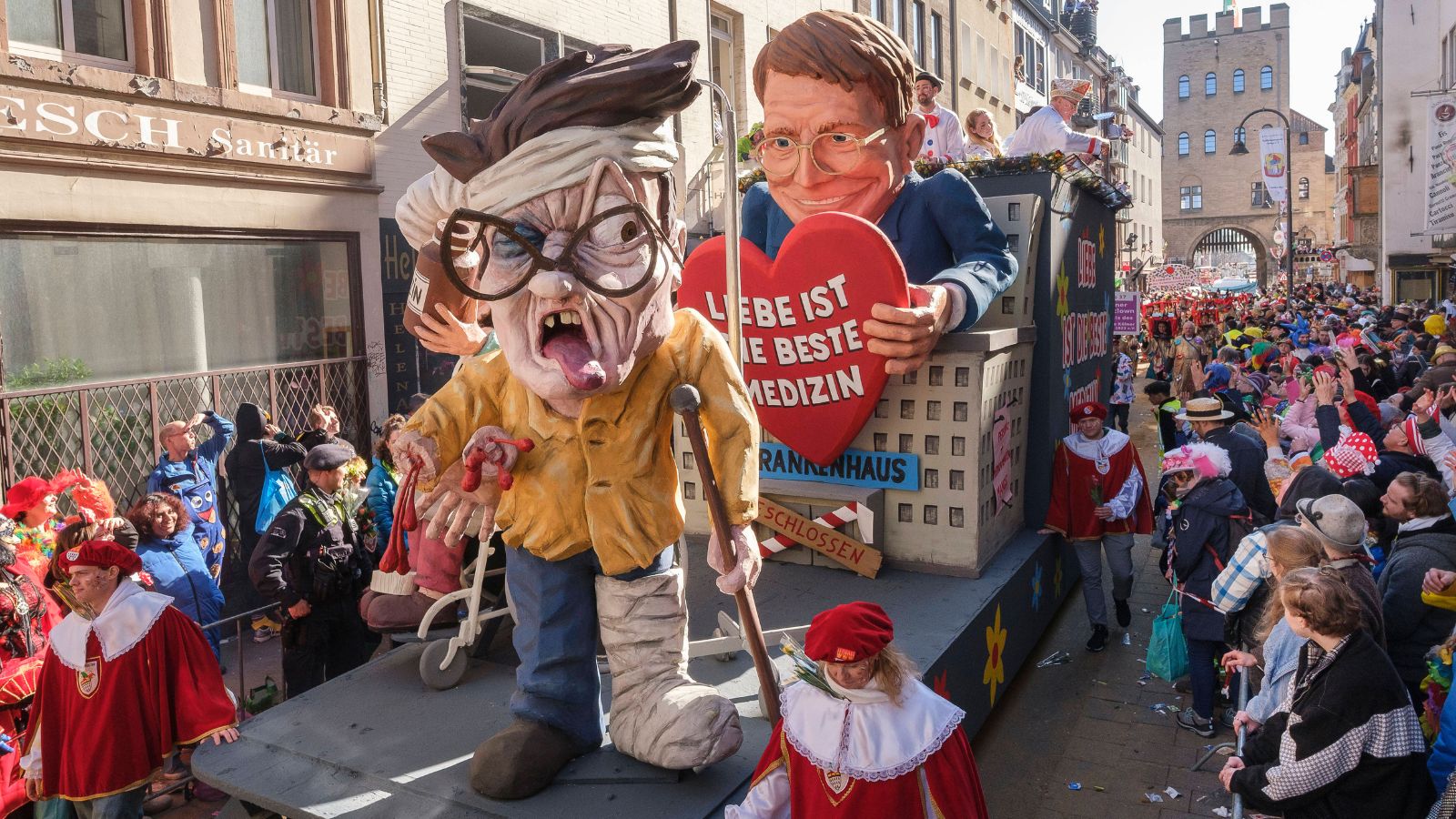 Lauterbach auf Karnevalswagen: „Liebe ist die beste Medizin“