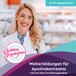 Lächelnde Frau in Apotheke trägt weißen Kittel. Logo „Apotheken Pflegeakademie“ links. Text: „Weiterbildungen für Apothekenteams – mit und ohne Fortbildungspunkte“. Button „Jetzt anmelden!“.