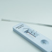 Schnelltests: Formblätter verfügbar Ein Antigenschnelltest mit Stäbchen auf einem Tisch.