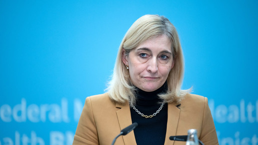 Nina Warken spricht im BMG