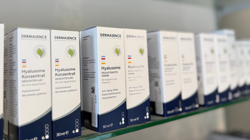 Verschiedene Dermasence-Packungen im Regal. Mehr dazu im Artikel.