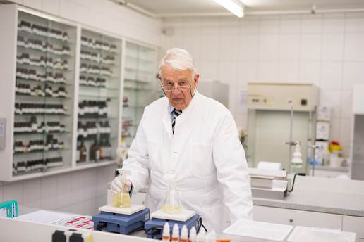 Thomas Steffens in seiner Rezeptur