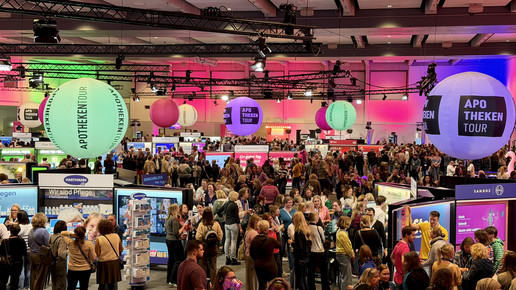 Pulsierende Atmosphäre im CCH Hamburg bei der APOTHEKENTOUR 2026: Fachpublikum im regen Austausch an den Ausstellungsständen.