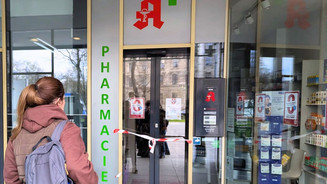 Frau vor verschlossener Apotheke in München