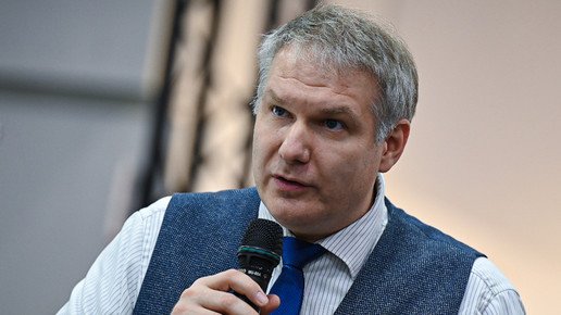 Christian Fehske spricht in ein Mikrofon