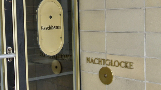 2 Jahre Haft: Einbrecher zwängt sich durch Notdienstklappe