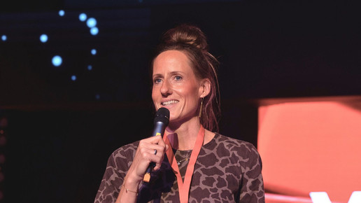 Antje Behrendt auf der Bühne der VISION.A Awards