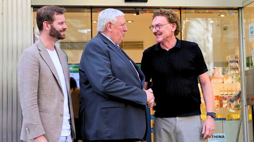 Florian Braun, Karl Josef Laumann und Erik Tenberken händeschüttelnd vor Tenberkens Apotheke