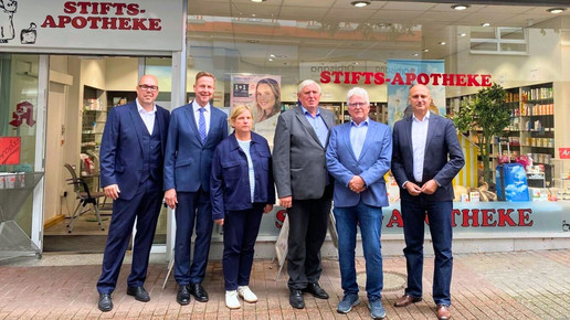 Michael Depenbrock, Frank Dieckerhoff, Claudia Middendorf, Karl-Josef Laumann, Michael Mantell und Alexander Omar Kalouti vor der Stifts-Apotheke Dortmund