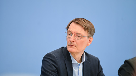 Lauterbach: Engpässe wegen „alter Ramschverträge“