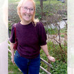 Barbara Michalski in einem Garten.