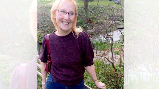 Barbara Michalski in einem Garten.