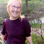 Barbara Michalski in einem Garten.
