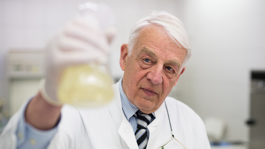 Thomas Steffens in seinem Apothekenlabor