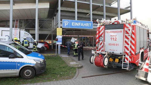 Apothekenlieferant kracht in Parkhausdach