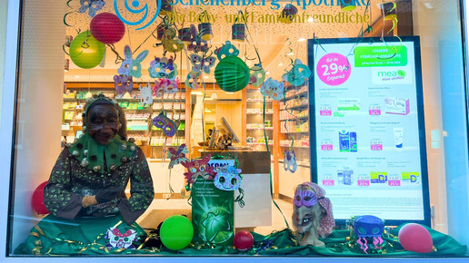 Foto: Das zum Fasnet (Fastnacht, Karneval) geschmückte Schaufenster der Schellenberg-Apotheke Hüfingen 2026