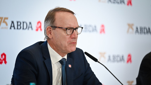 Thomas Preis spricht bei der Abda-PK auf dem Podium