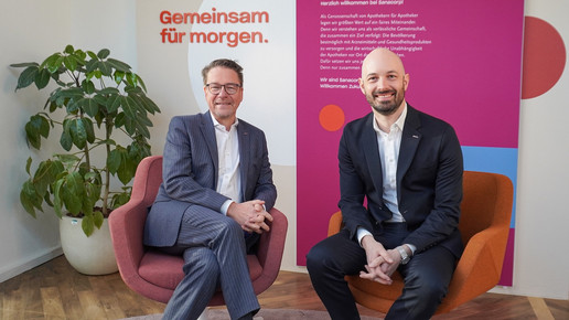 Frank Hennings und Manuel Kuhn sitzen im Büro