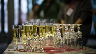Alkohol: Steuer steigt um ein Fünftel Sektgläser bei Empfang