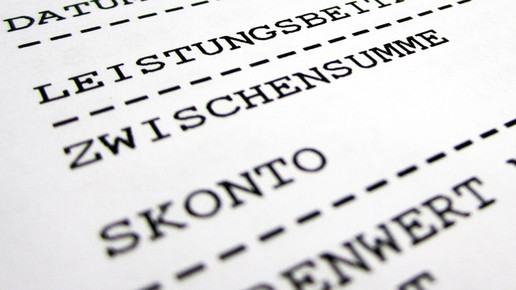 Millionen mit Fantasierechnungen: Pfleger vor Gericht