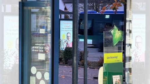 Jauch Tag und Nacht: Beleuchtete Reklame vor der Apotheke