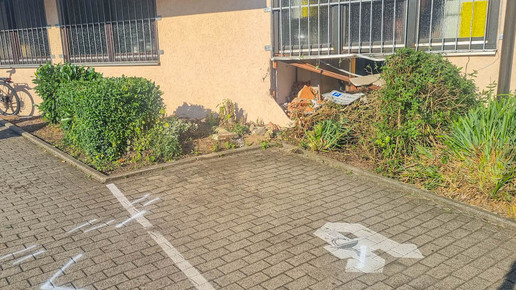 Auto knallt in Apotheke: 60.000 Euro Schaden