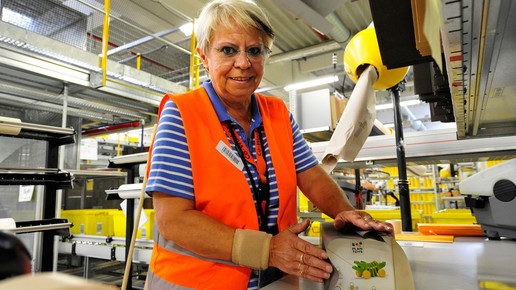 Amazon Mitarbeiterin amazon