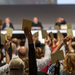 Resolution: „Apotheken sind für alle da“ Delegierte heben Stimmzettel