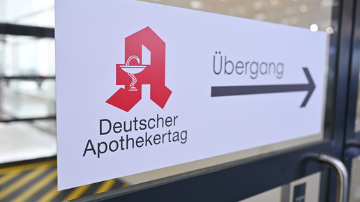 Türschild mit der Aufschrift „Deutscher Apothekertag“ und einen Pfeil, über den „Übergang“ steht
