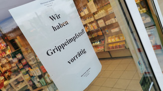 Aushang einer Apotheke zu vorrätigen Grippeimpfstoffen