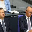 Klingbeil und Merz nebeneinander auf ihren Plätzen im Bundestag