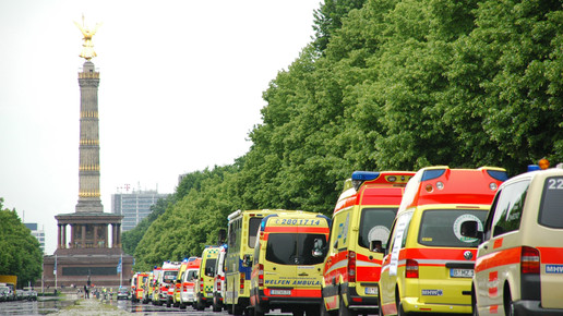 krankenhaus krankenwagen demo 02 Matthias Rack