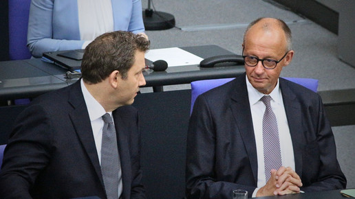Merz und Klingbeil sprechen im Bundestag 