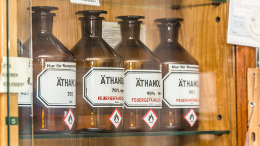 Adler-Apotheke Erlangen Aethanolflaschen Marie-Theres Graf 