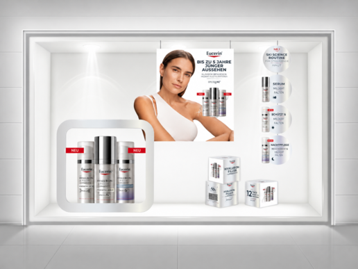 Dekoriertes Schaufenster mit Werbematerialien und Eucerin-Pflegeprodukten.