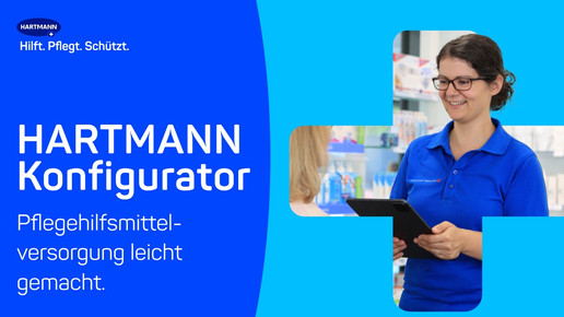 Eine HARTMANN-Mitarbeiterin in blauem Poloshirt lächelt und bedient ein Tablet in einer Apotheke. Links im Bild steht: „HARTMANN Konfigurator – Pflegehilfsmittelversorgung leicht gemacht.“