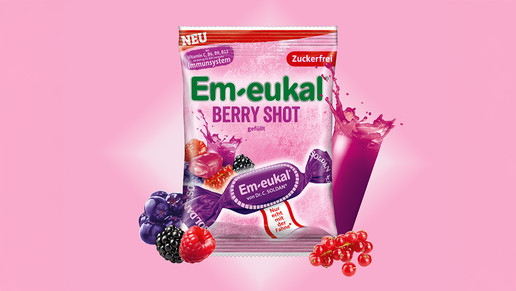 Dekoratives Bild: Packshot der BerryShot Bonbons mit Beeren auf pinkem Hintergrund