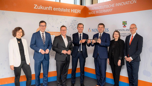 Schlüsselübergabe bei Novartis für neuen Produktionsstandort für Radioligandentherapie von Novartis in Halle/Saale, Sachsen-Anhalt. V.l.n.r.: Dr. Alexandra Skorupa, Leiterin des Bereichs Medical Affairs für Radioligandentherapie bei der Novartis Pharma GmbH, Dr. Alexander Vogt, Oberbürgermeister der Stadt Halle/Saale, Tino Sorge, Parlamentarischer Staatssekretär im Bundesministerium für Gesundheit, Manfred Heinzer, Vorsitzender der Geschäftsführung Novartis Deutschland, Sven Schulze, Minister für Wirtschaft, Tourismus, Landwirtschaft und Forsten des Landes Sachsen-Anhalt, Katja Pähle, MdL Sachsen Anhalt, Dr. Robert Franke, Geschäftsführer der Investitions- und Marketinggesellschaft (IMG) Sachsen-Anhalt