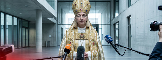 Apothekenreform geglückt, Warken wird Papst Nina Warken als Papst