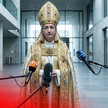 Apothekenreform geglückt, Warken wird Papst Nina Warken als Papst