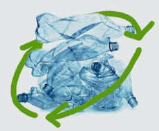 Gestapelte Plastikflaschen mit Recycling-Symbol. Detailbeschreibung: Mehrere zusammengedrückte, blaue Plastikflaschen, umrahmt von zwei grünen Recycling-Pfeilen, symbolisieren Kreislaufwirtschaft und Wiederverwertung.