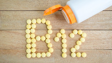 Gelbe Tabletten bilden das Wort B12