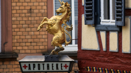 alte einhorn-apo schild zahn