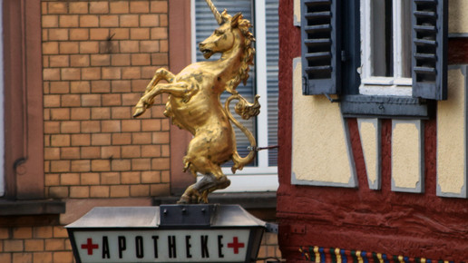 alte einhorn-apo schild zahn