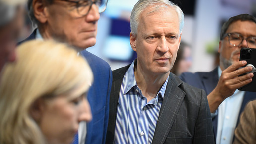 BMG-Abteilungsleiter Thomas Müller mit Thomas Preis und Nina Warken