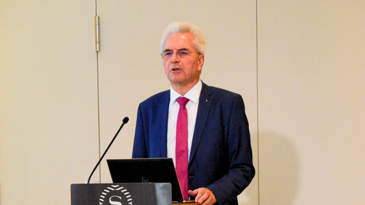 Dr. Hans-Peter Hubmann am Rednerpult